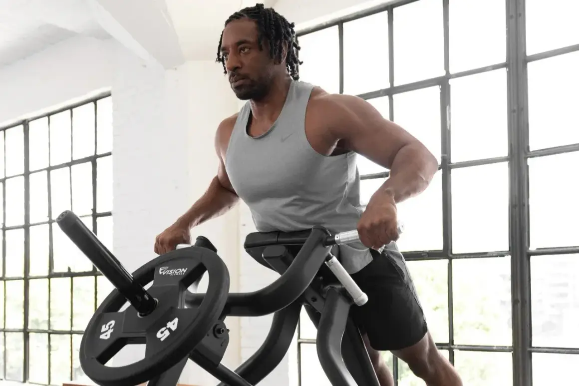 Mann trainiert mit dem Gerät für Inverted Rows.