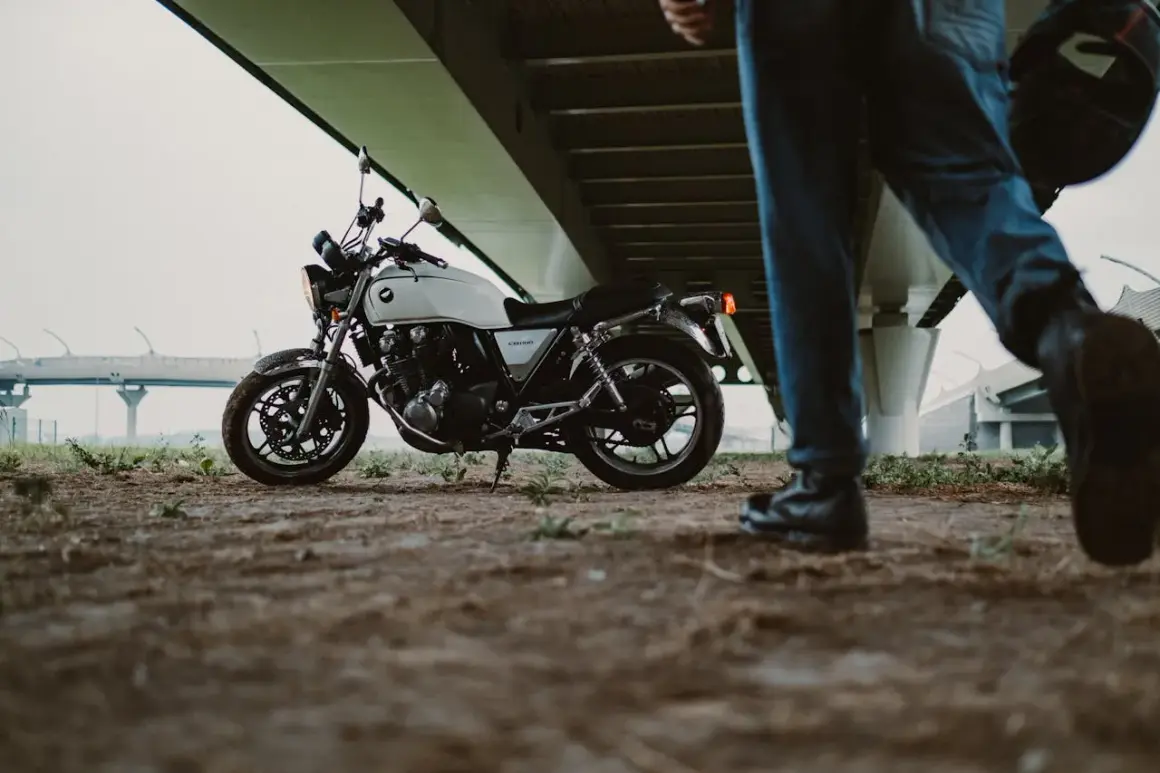 Motocykl Honda CB1100 pod mostem. Idealny do kategorii A2 prawo jazdy, jaką pojemność?