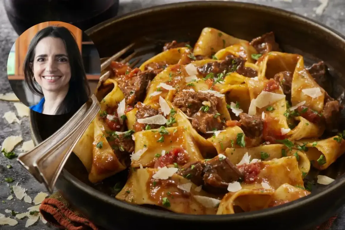 Un plato de fideos con carne, cubierto con queso rallado y perejil. Una mujer sonríe en un círculo superpuesto.