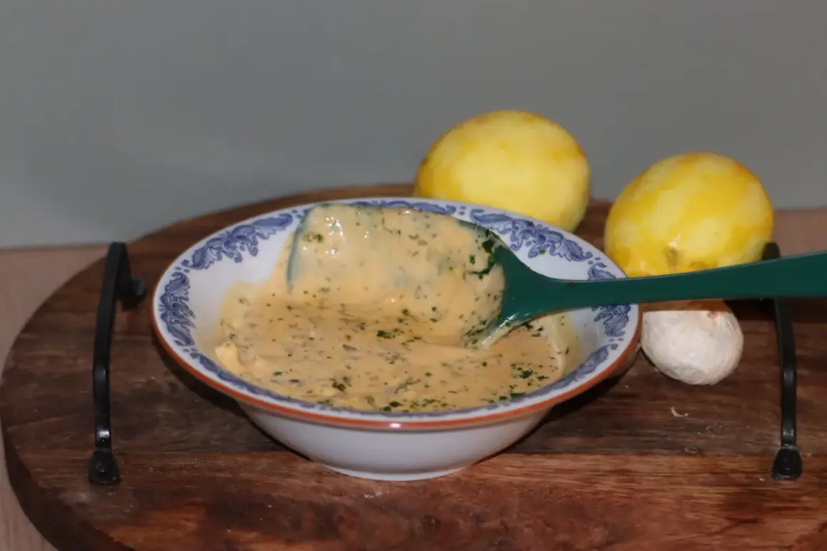 Krämig sås till lamm med citron och vitlök. Perfekt för att lyfta smaken på din lammstek.