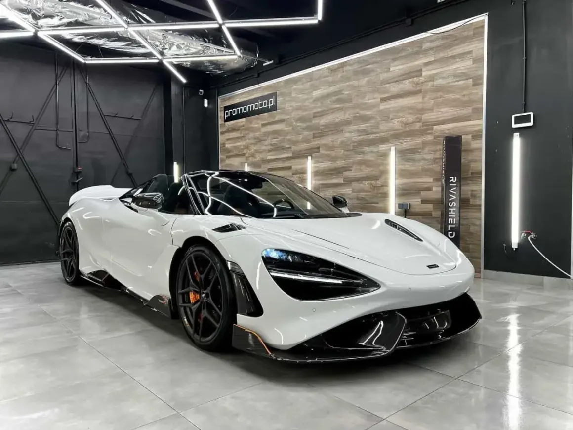 Biały McLaren 720S Spider po profesjonalnym detailing samochodowy, lśniący w studio.