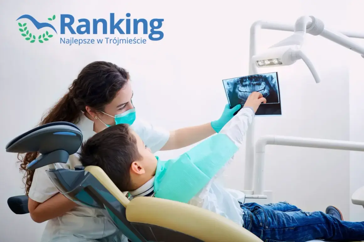 Dentystka w masce pokazuje dziecku zdjęcie rentgenowskie zębów.