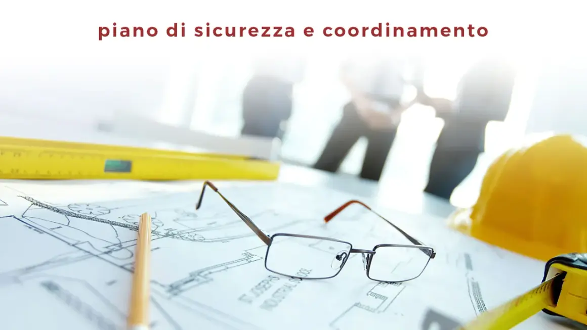 Il psc cos'è? Un piano di sicurezza e coordinamento su disegni tecnici, occhiali, matita, metro e casco.