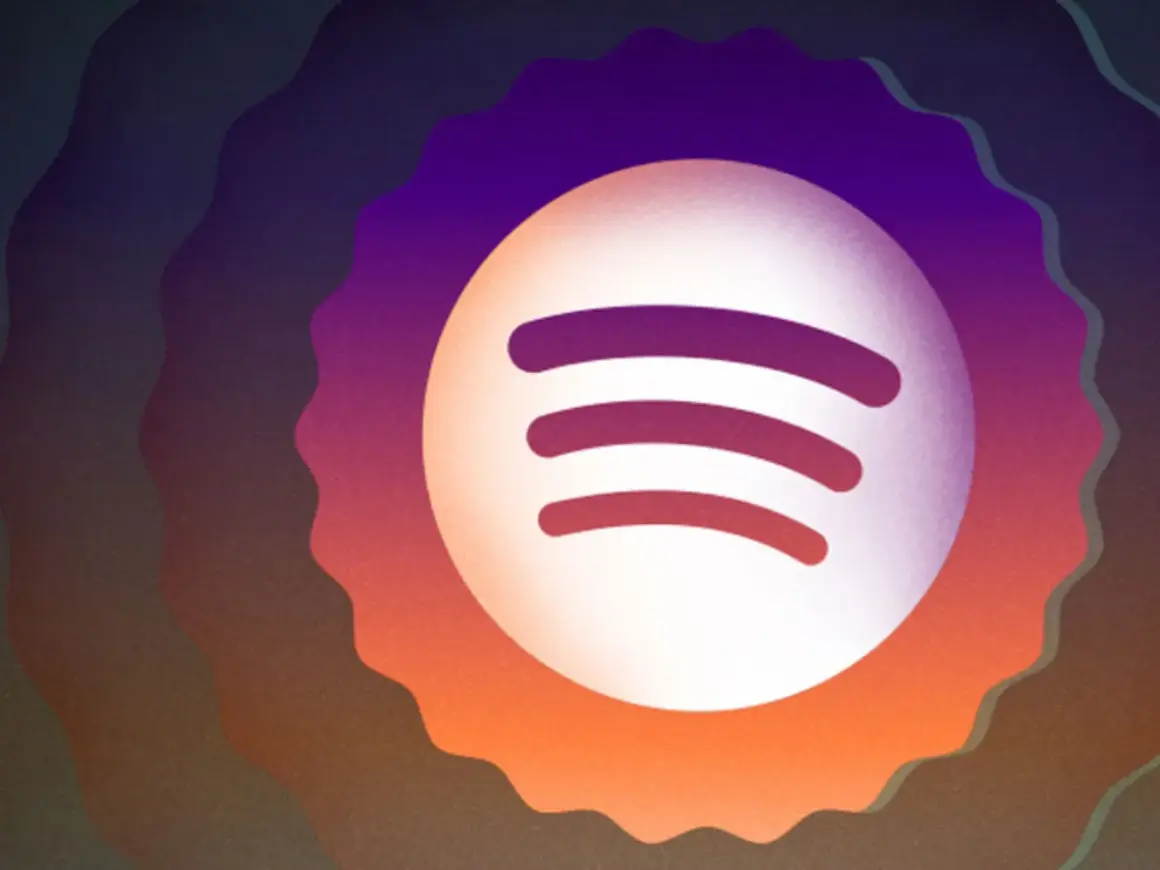 Spotify logo na tle falujących, gradientowych kolorów. Może to być grafika zapowiadająca top 10 artystów Spotify.