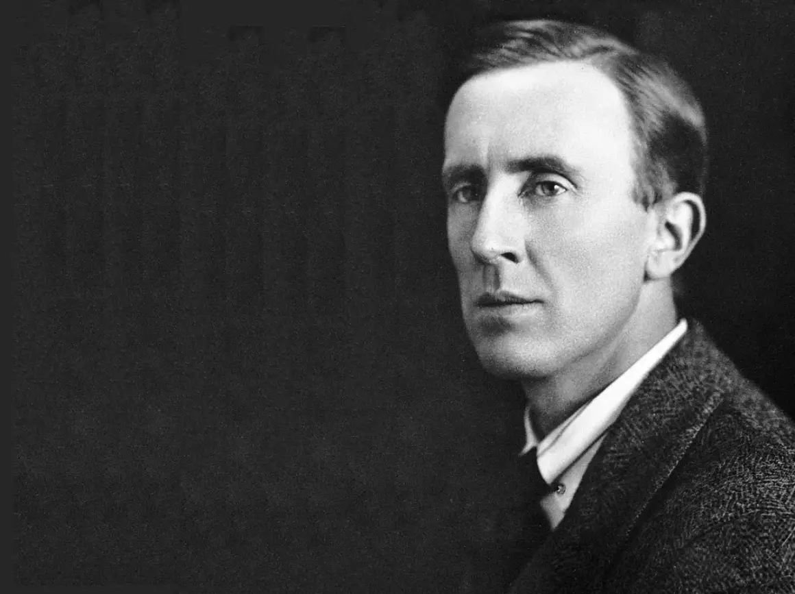 Portret J.R.R. Tolkiena. Ciekawostki o pisarzu, który stworzył Śródziemie, mogą dotyczyć jego pasji do języków i mitologii.