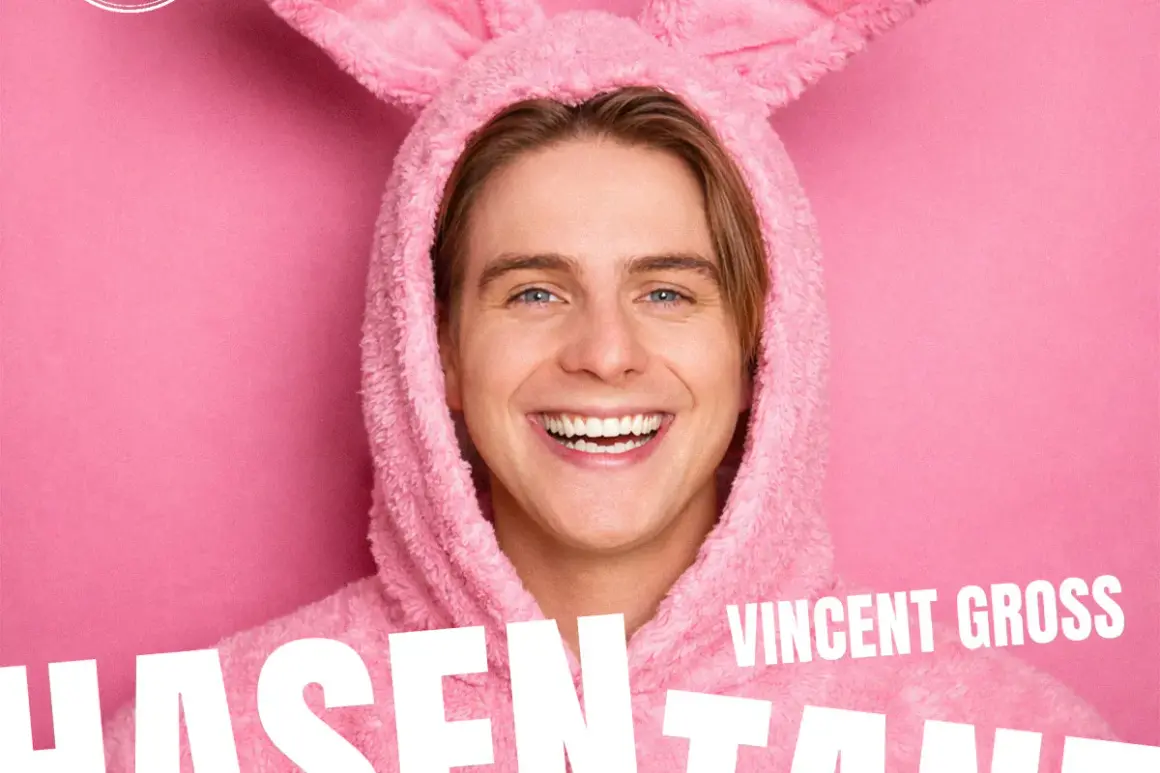 Vincent Gross im pinken Hasen-Hoodie, lächelnd. Seine Single "Hasentanz" ist ein Bestseller.