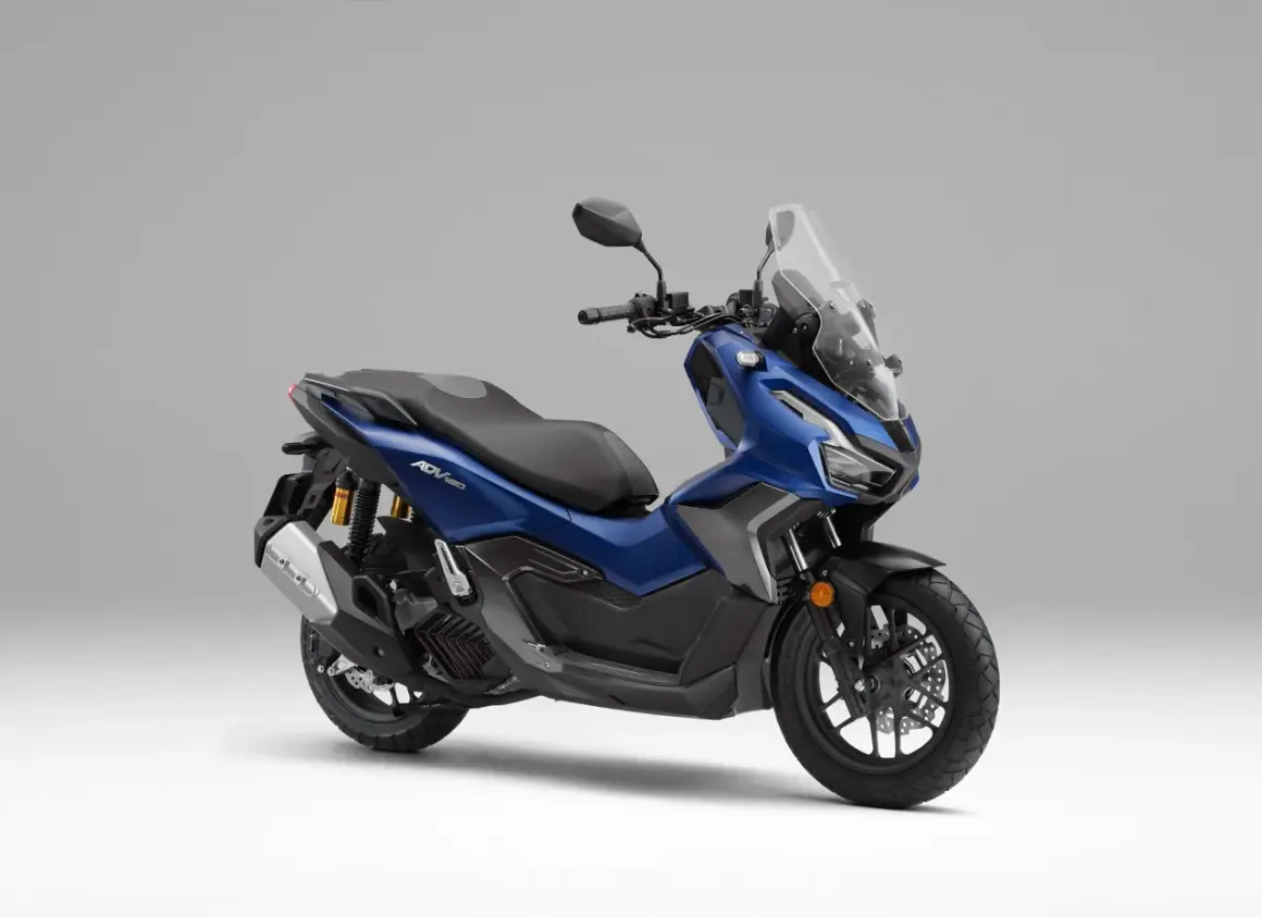 Scooter azul Honda ADV 160 con parabrisas alto y asiento negro, lista para la aventura.