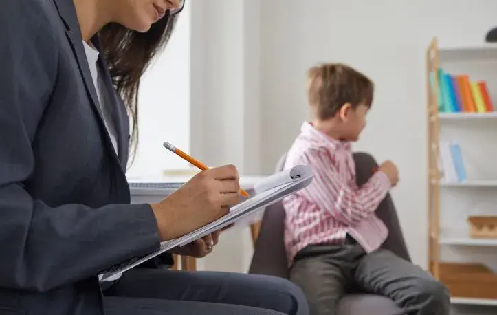 Czy pracownik niepedagogiczny może opiekować się uczniem samodzielnie?