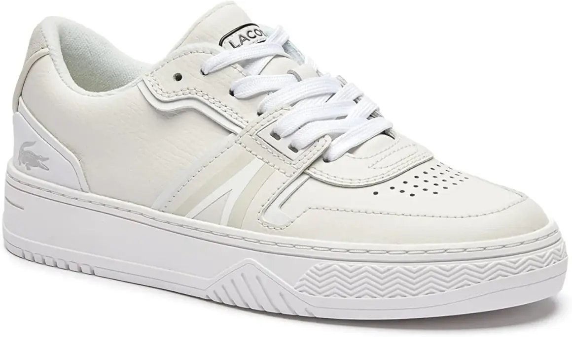 Sneaker Lacoste blanche, style décontracté, taille 3. Le logo du crocodile est discret sur le côté.