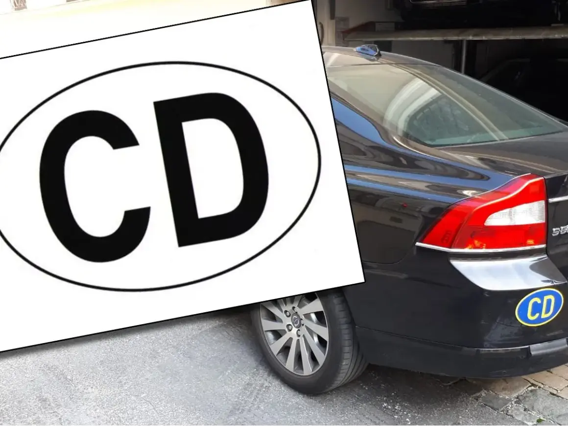 Naklejka z napisem "CD" na czarnym samochodzie.