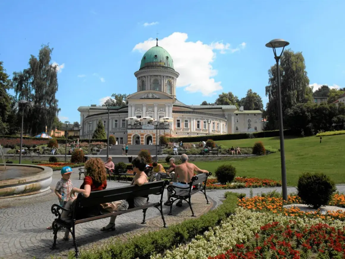 Relaks w otoczeniu zieleni i pięknej architektury. To miejsce to jedne z najlepszych sanatoriów w Polsce, gdzie można odpocząć i zadbać o zdrowie.