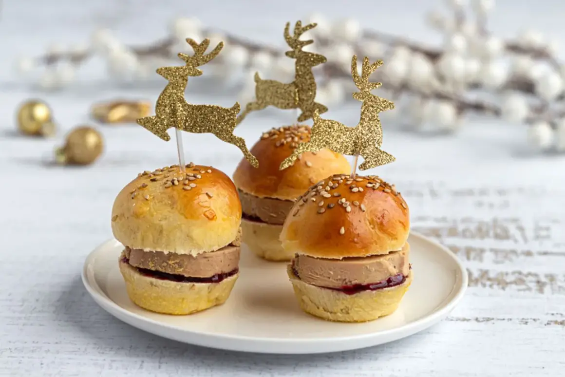 Trois mini burgers au foie gras, ornés de rennes scintillants, prêts pour les fêtes.