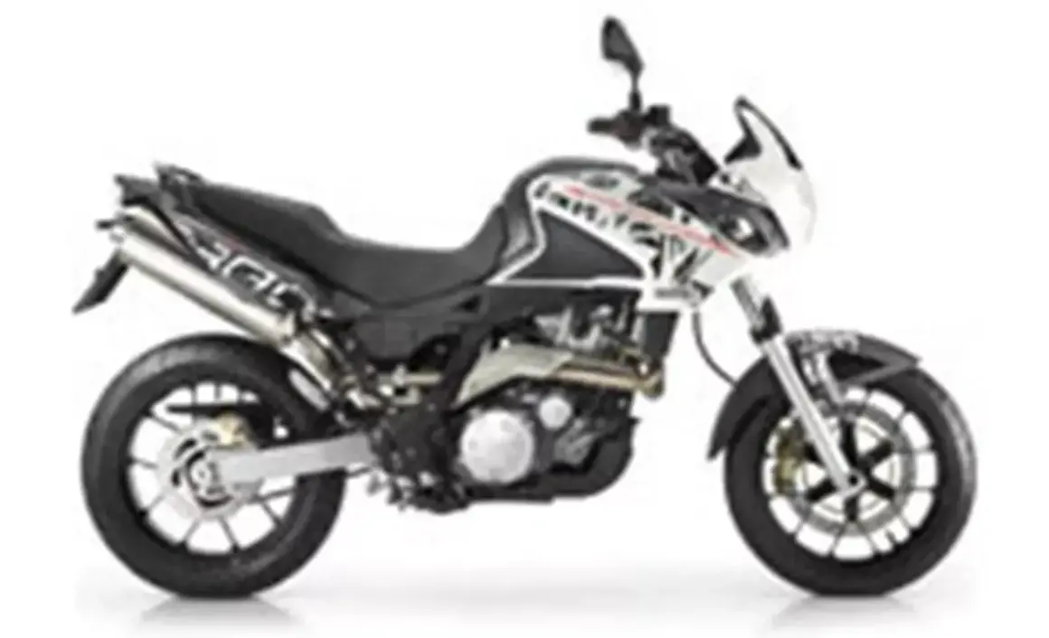 Czarny motocykl Aprilia Pegaso 650 z białymi i czerwonymi akcentami, gotowy na przygodę.
