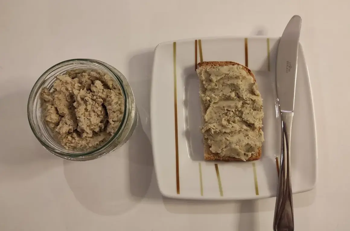 Smalec z fasoli w słoiku i na kromce chleba. Pyszna, wegańska pasta do smarowania.