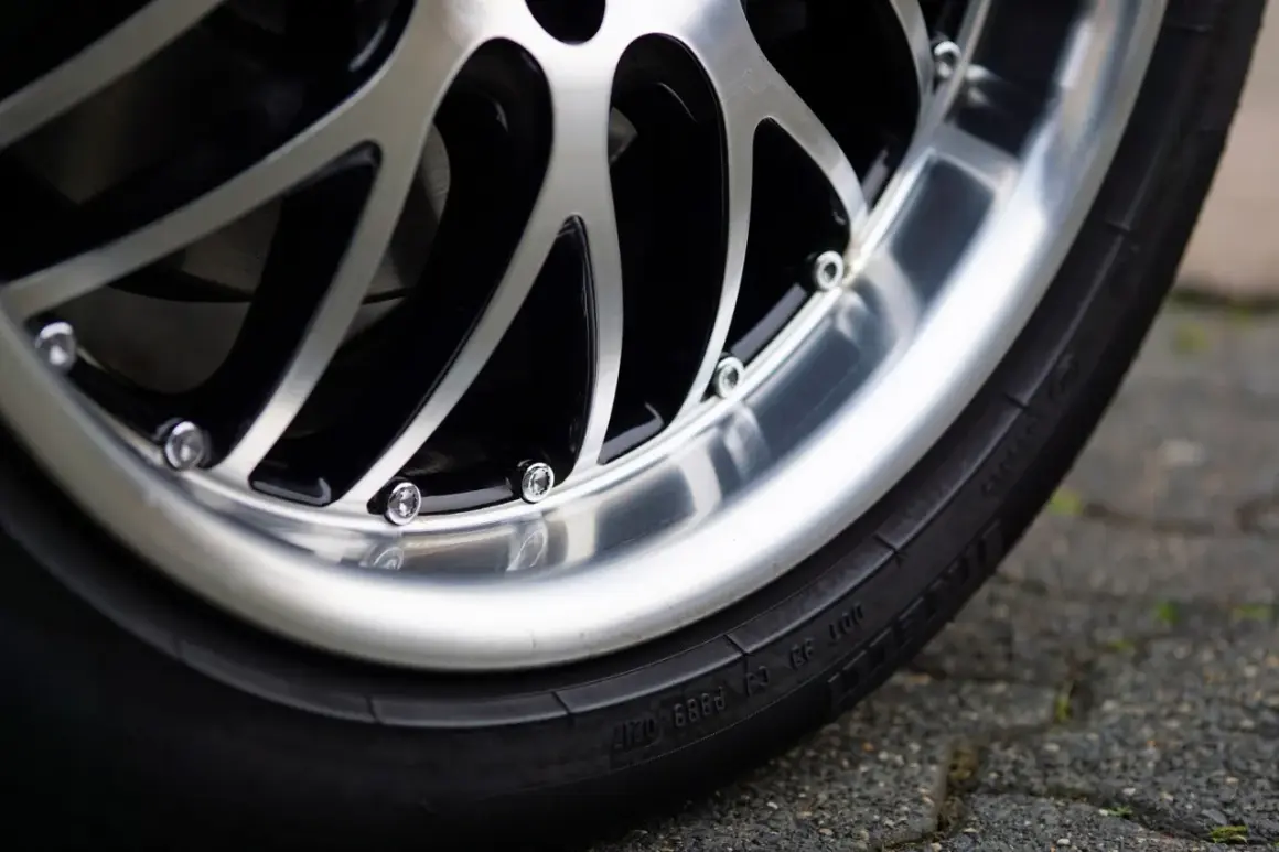 Nowe, błyszczące felgi dodają autu charakteru. Zastanawiasz się, ile kosztuje malowanie felg? Sprawdź ceny i odmień swoje auto!