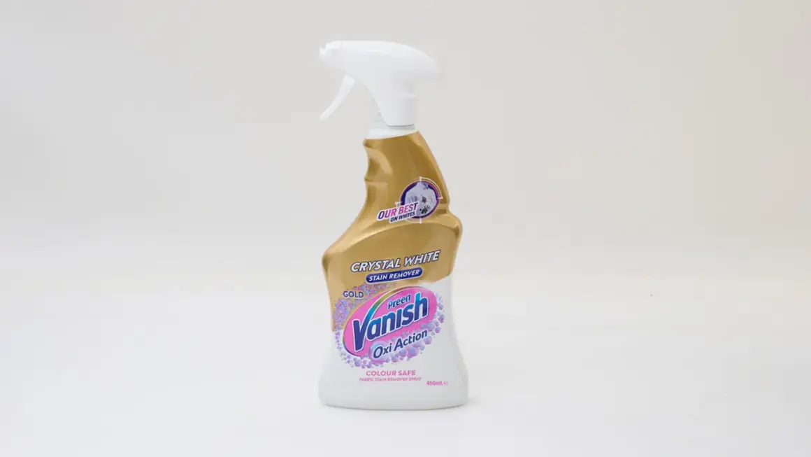 Butelka wybielacza Vanish Crystal White Gold Oxi Action na białym tle.