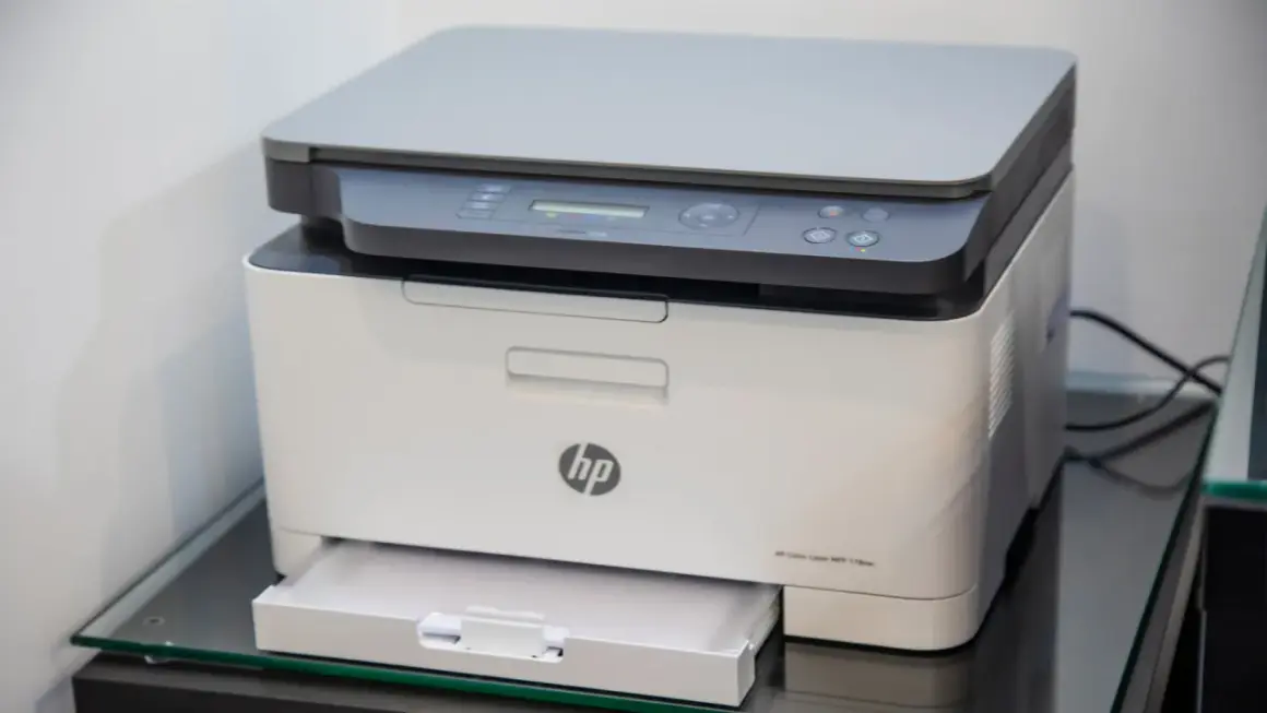 Drukarka HP Color Laser MFP 178nw. Dowiedz się, jak podłączyć drukarkę HP z telefonem, aby drukować bezprzewodowo.
