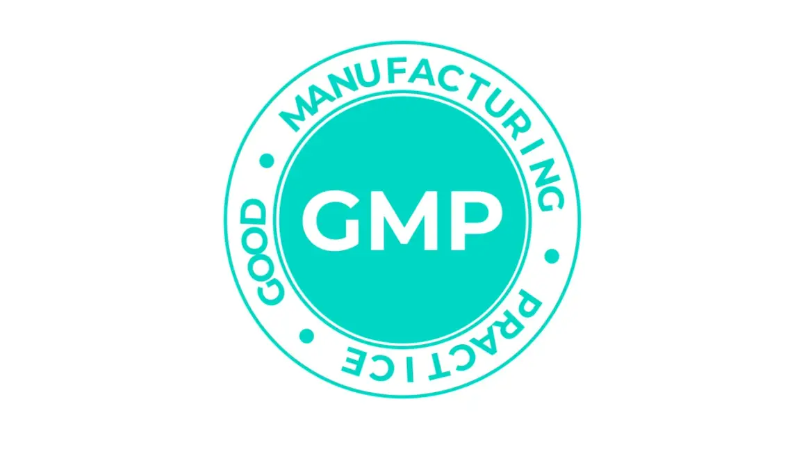 Okrągły znak z napisem "GMP" i tekstem "GOOD MANUFACTURING PRACTICE" symbolizuje wysoką norma produkcyjna.