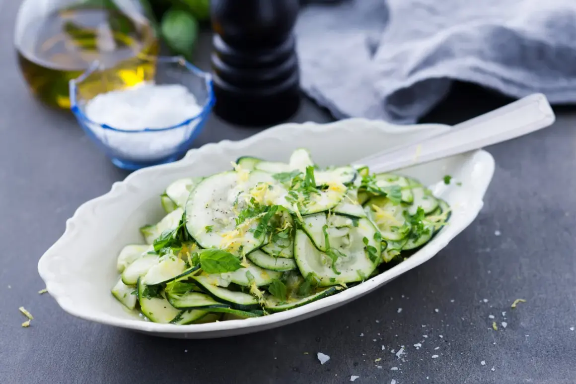 En fräsch sallad med tunt skivad zucchini, citronzest och örter. Ett enkelt zucchini recept som passar till det mesta.
