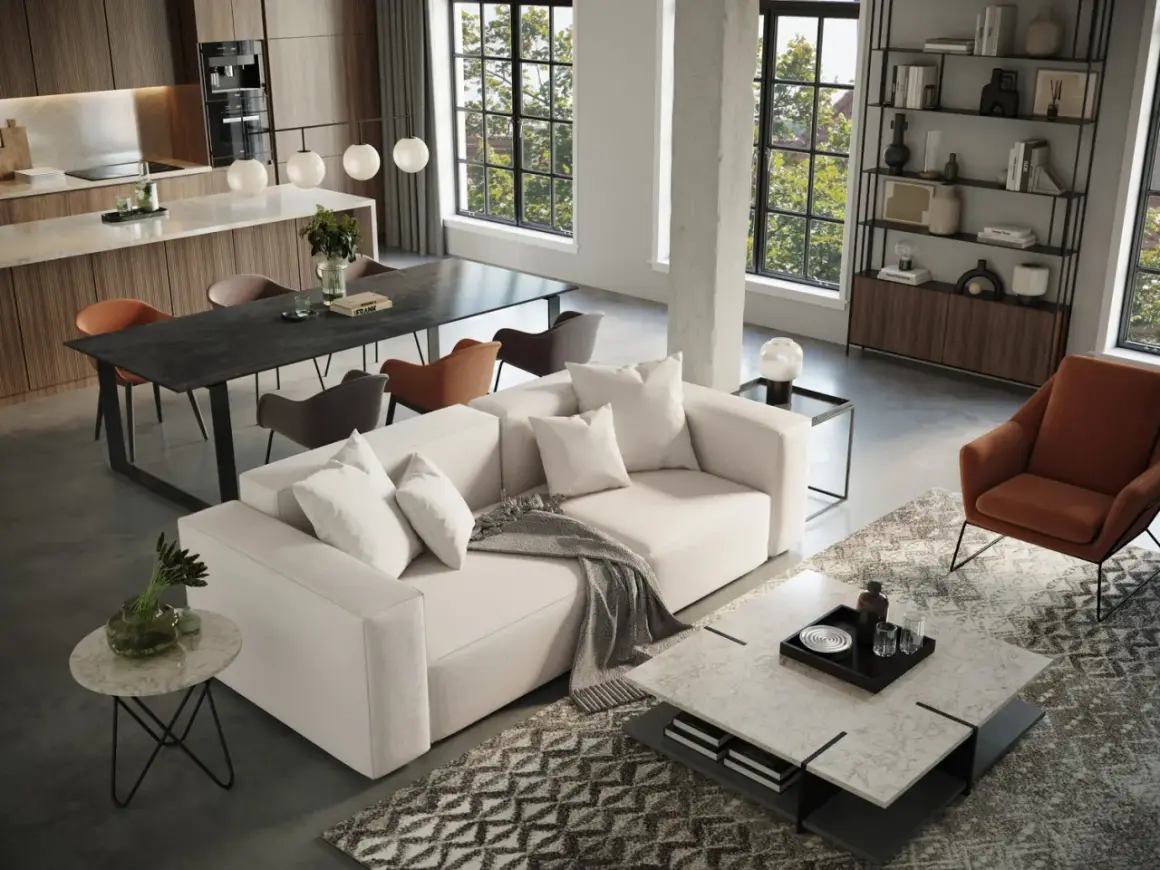 Gemütliche Wohnzimmerszene mit einer weißen **couch mit teppich**, einem Esstisch und einer modernen Küche.