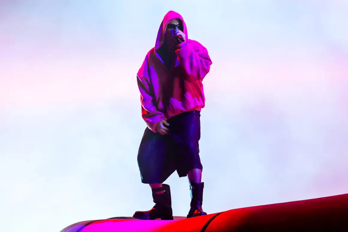 Justin Bieber rockt die Bühne beim Coachella-Festival in einem auffälligen Outfit, das seine Performance unvergesslich macht.