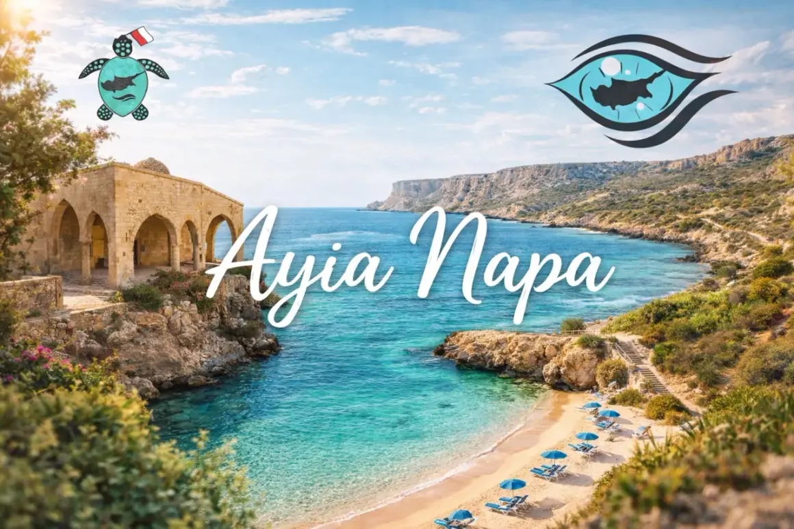 Malownicze wybrzeże Ayia Napa z kamiennymi ruinami, turkusową wodą i piaszczystą plażą.