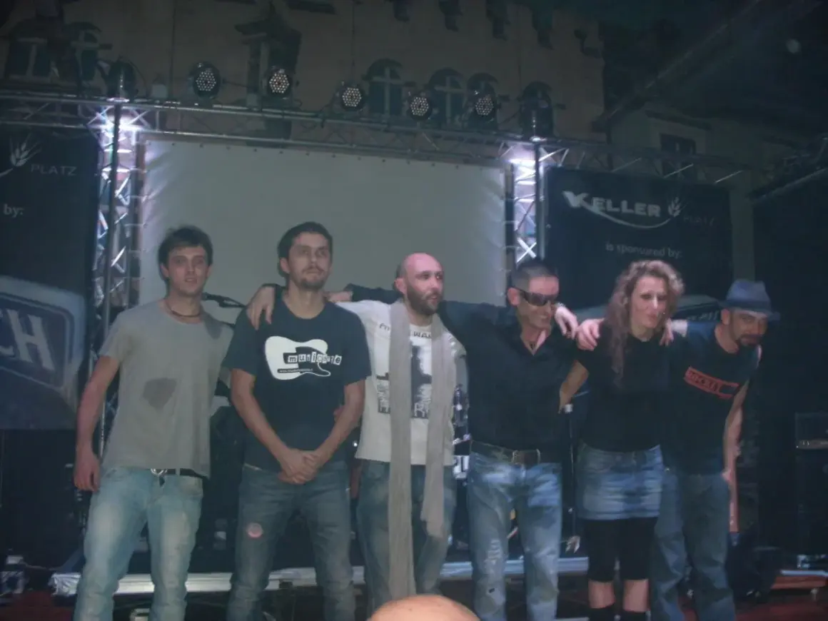La combriccola del Blasco tribute band sul palco, pronti a scatenare la folla con la loro musica.