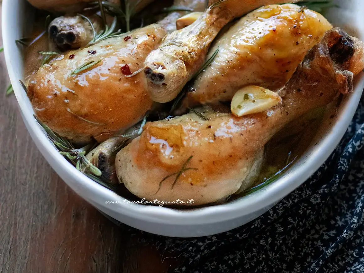 Fusi di pollo succulenti, cotti con aglio e rosmarino, perfetti per ricette sfiziose.