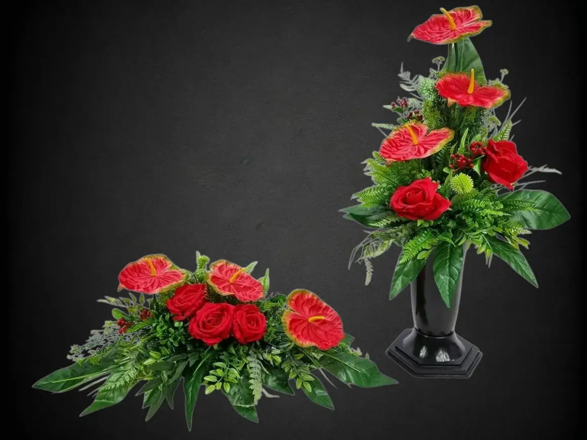 Eleganckie kompozycje z anturium i róż na cmentarz, pełne zieleni i czerwonych akcentów, tworzą wyrazisty symbol pamięci.
