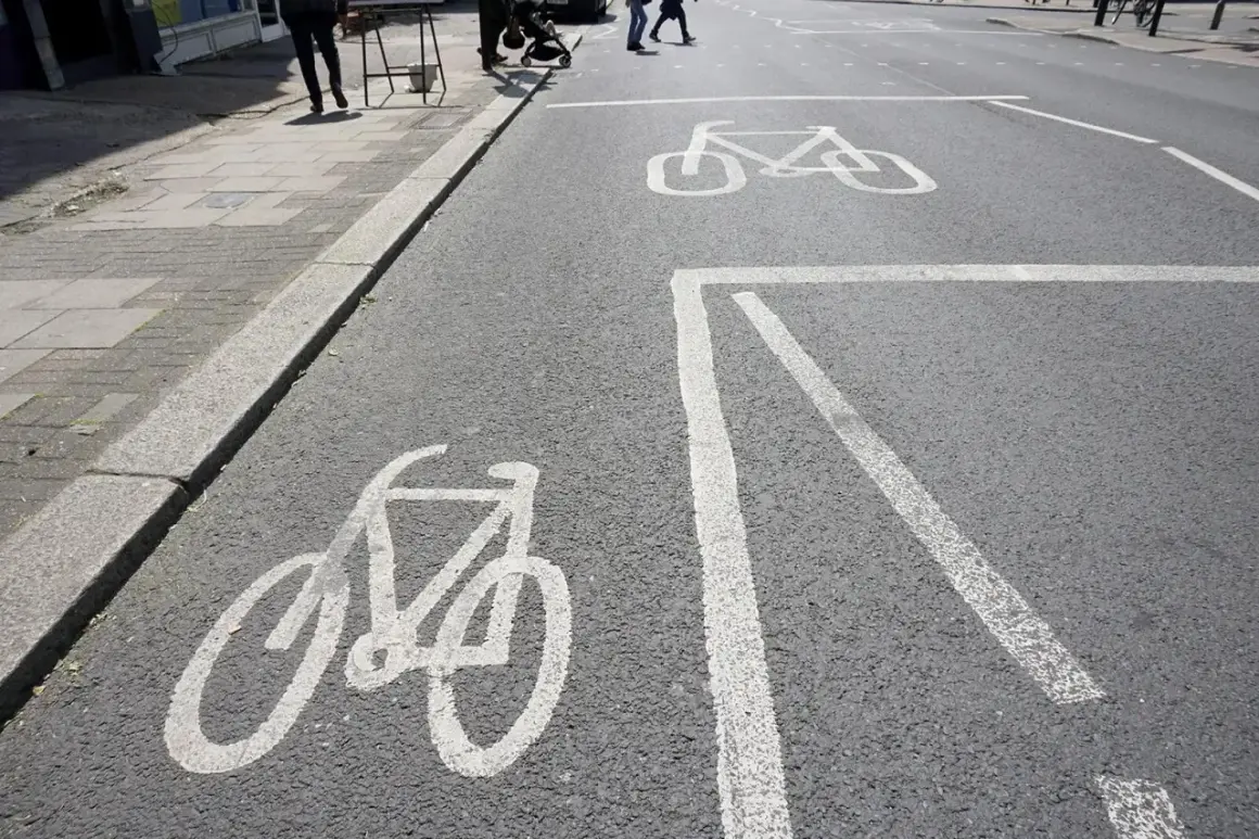 Na jezdni namalowane są symbole rowerów, wskazujące co to jest śluza rowerowa. To specjalne pole dla rowerzystów przed skrzyżowaniem.