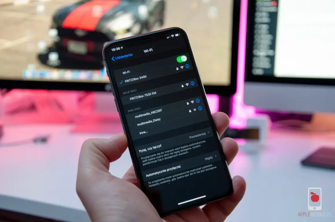 iPhone nie łączy się z Wi-Fi. Na ekranie widoczne są ustawienia sieci, lista dostępnych sieci i komunikat o automatycznym przyłączaniu.