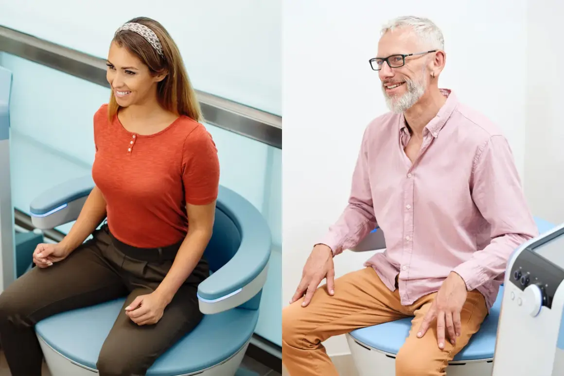 Femme et homme souriants assis sur des fauteuils futuristes, une solution pour la fuite urinaire.