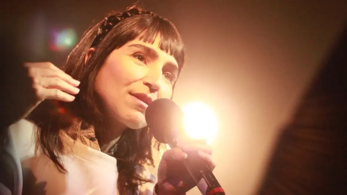 Laleh sjunger med familjen i publiken.