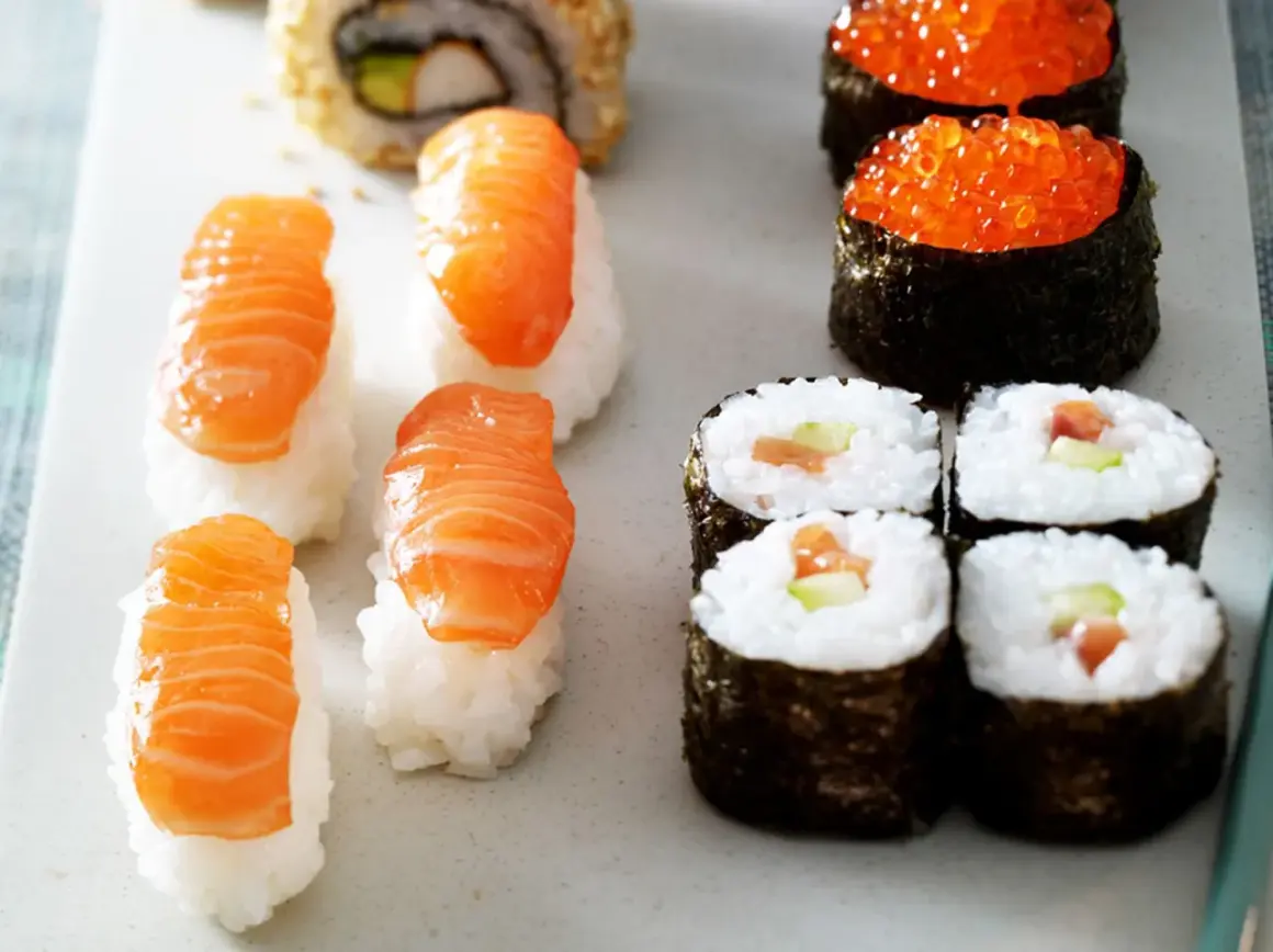 Frisches Sushi-Rezept: Nigiri mit Lachs, Maki-Rollen mit Lachs und Gurke, und Ikura-Gunkan.