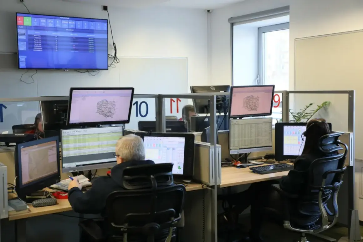 Operatorzy 112 pracują w centrum dowodzenia, monitorując sytuację na mapach i danych.