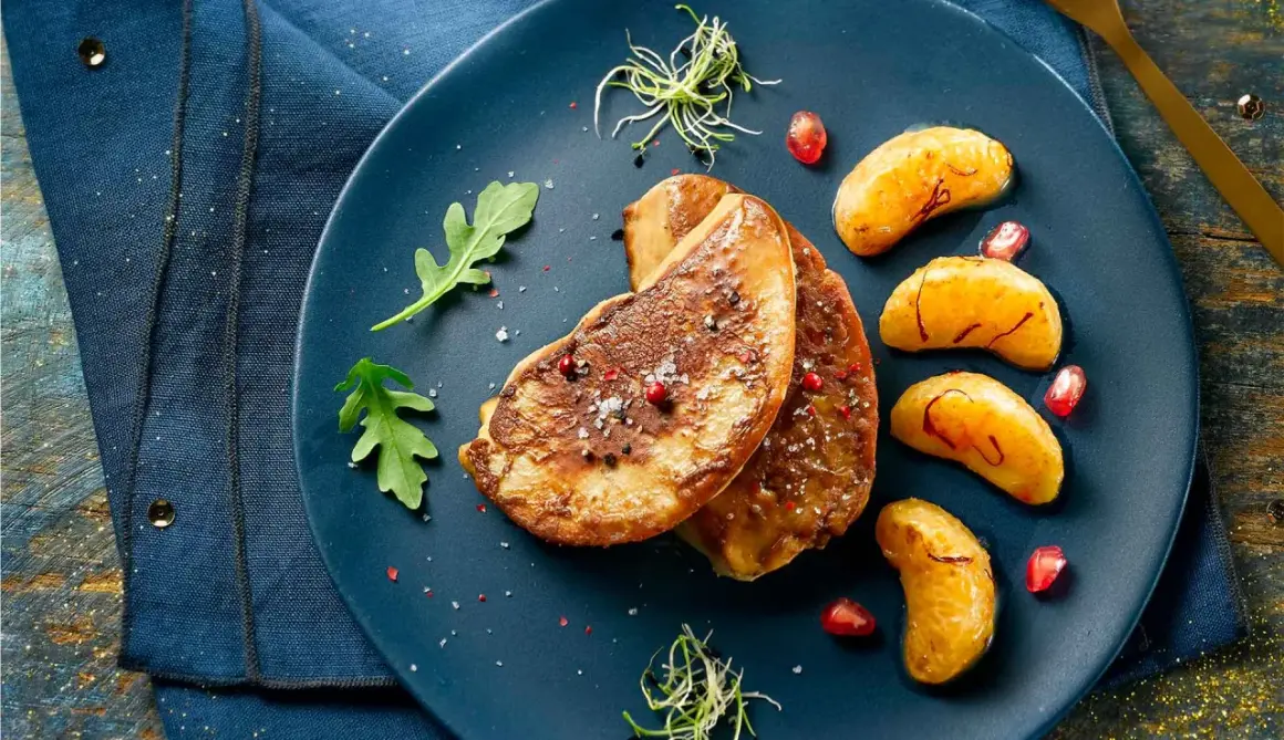 Escalopes de foie gras poêlées, garnies de fruits et pousses. Une recette simple pour sublimer votre foie gras surgelé.