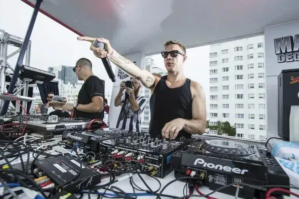 Ile zarabia DJ w klubie? Poznaj realne stawki i zwiększ dochody.