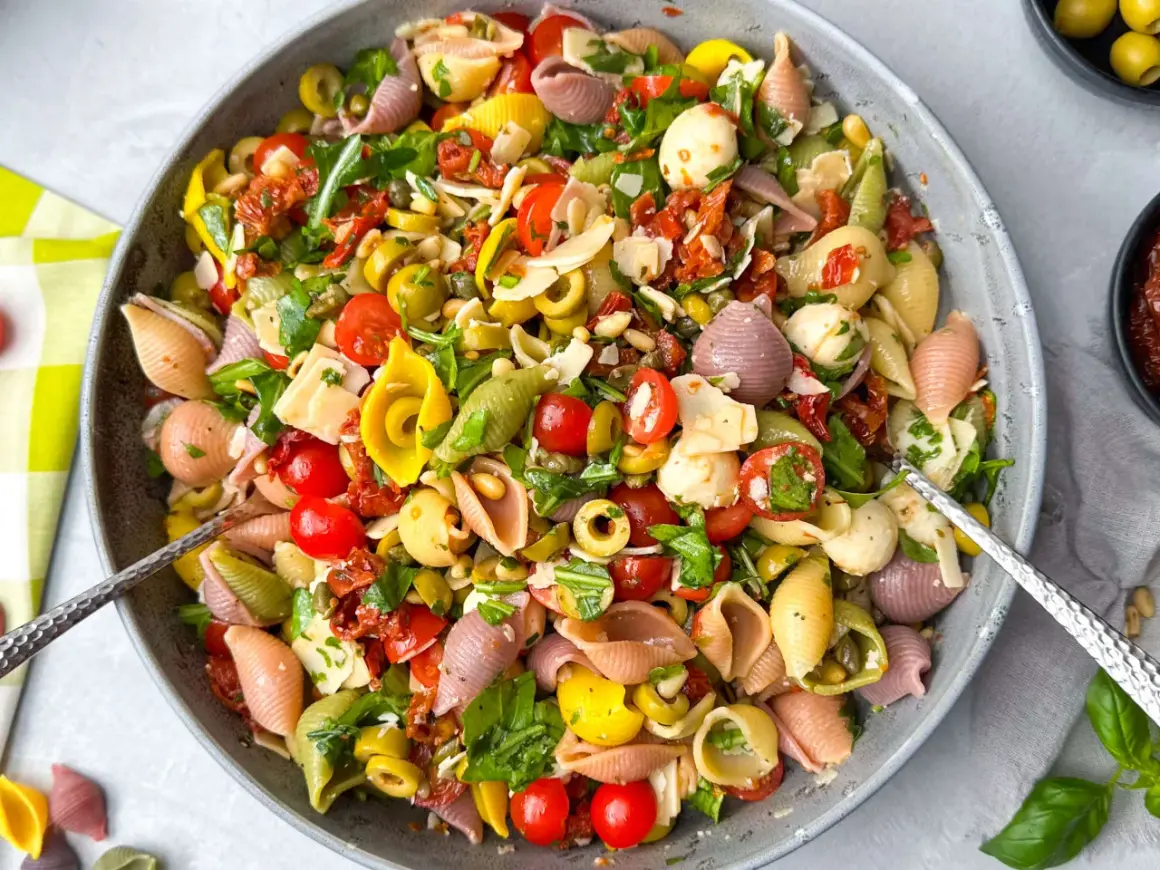 Bunter Nudelsalat mit Mozzarella, Tomaten, Oliven und getrockneten Tomaten – perfekte Beilagen für Grillen Ideen.