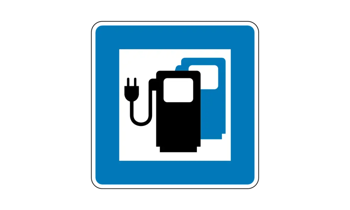 Blaues Schild mit weißem Rahmen. Darin zwei Zapfsäulen-Symbole, eins schwarz mit Stecker, eins blau. Bedeutung: Ladestation für Elektroautos.