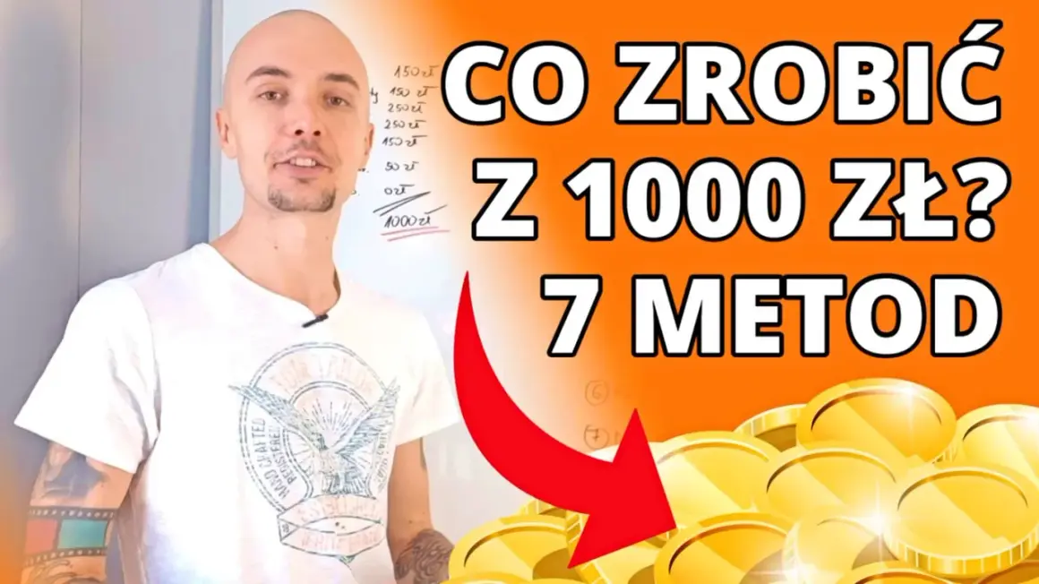 Jak zainwestować pieniądze? Mężczyzna z tatuażami na ręce wyjaśnia 7 metod na pomnożenie 1000 zł.