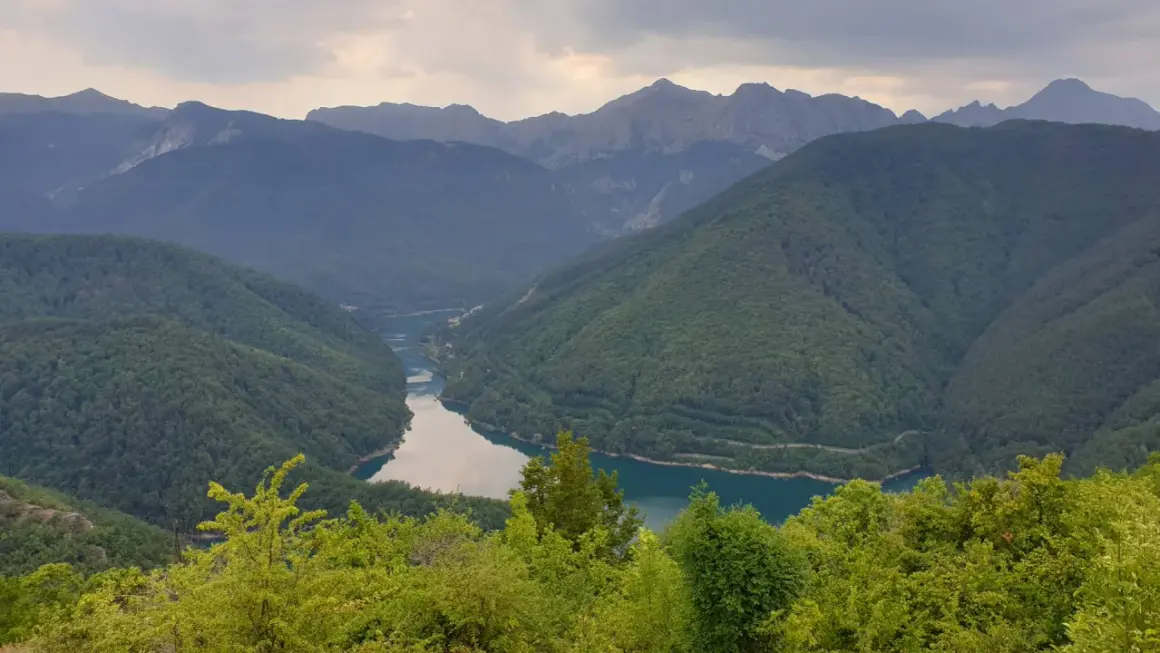 Panoramica mozzafiato della Garfagnana: cosa vedere in questo paesaggio incantevole con lago turchese e montagne verdi.