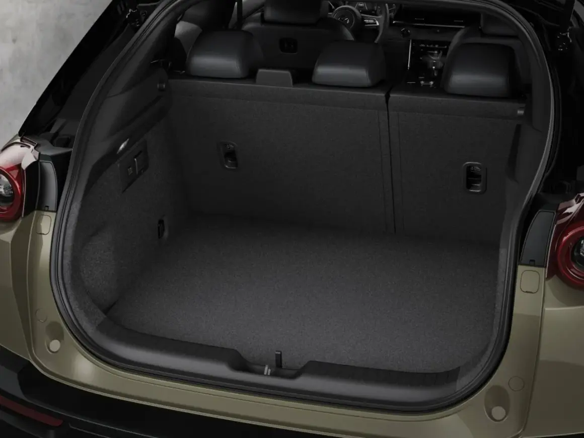 Maletero vacío del Mazda MX-30, listo para tus viajes. Conoce las medidas para optimizar tu carga.