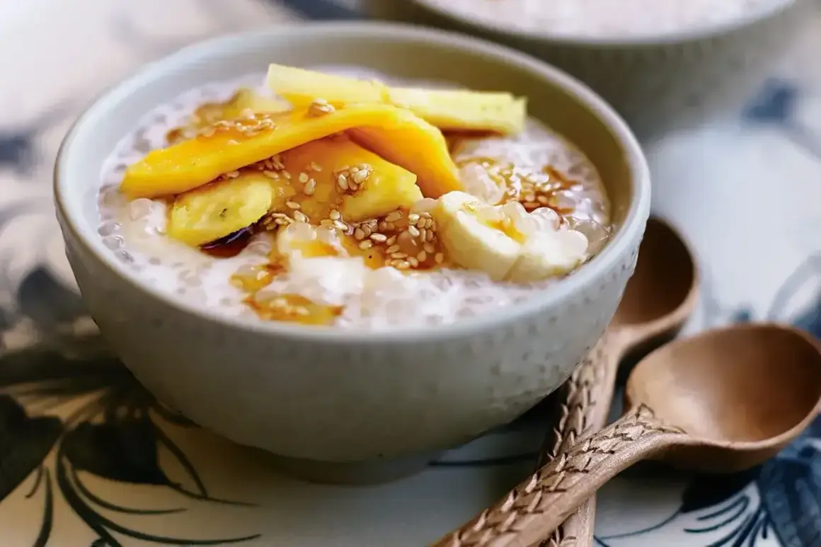 Pyszny deser z tapioki z bananem i mango, posypany sezamem. Idealny na letnie popołudnie.