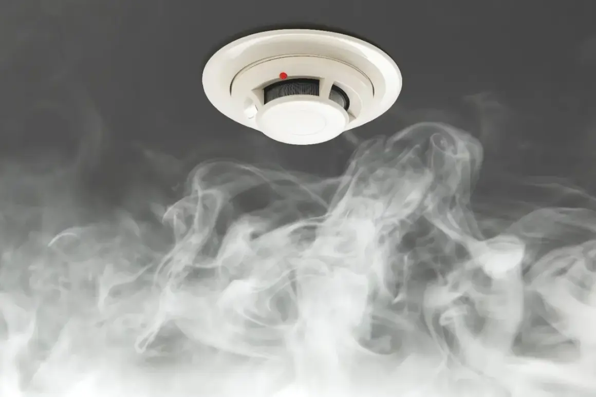 Rauchmelder an der Decke erkennt Zigarettenrauch in einem Hotelzimmer.