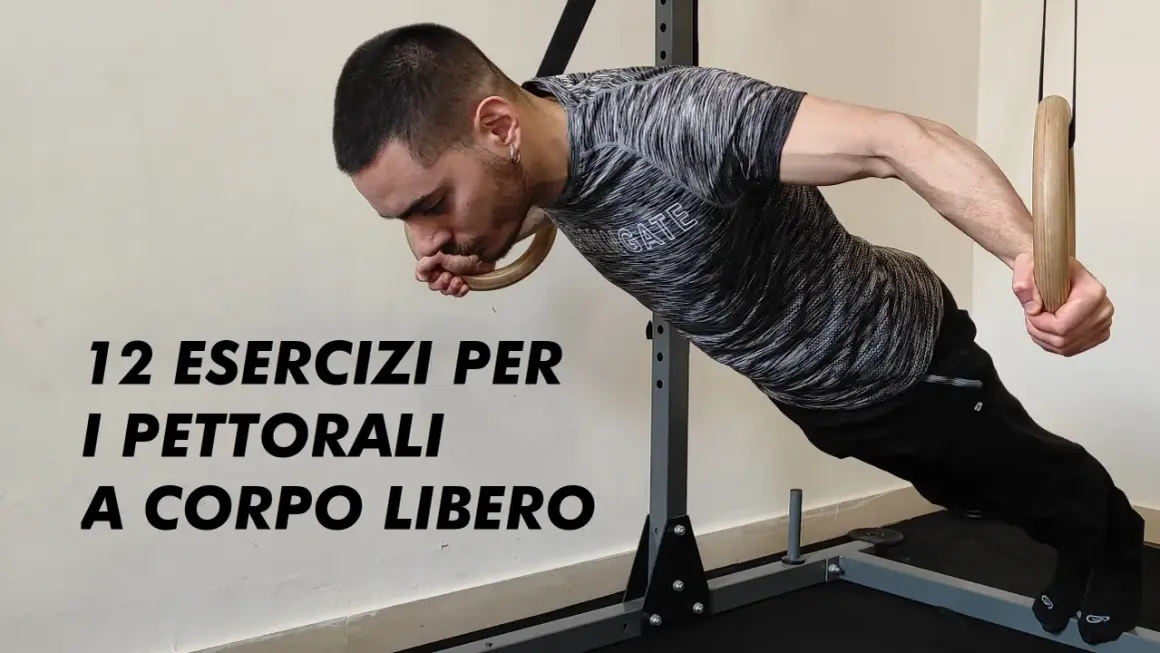 Uomo che esegue un esercizio ai anelli per i pettorali, parte di "12 esercizi a corpo libero per allenarsi a casa".