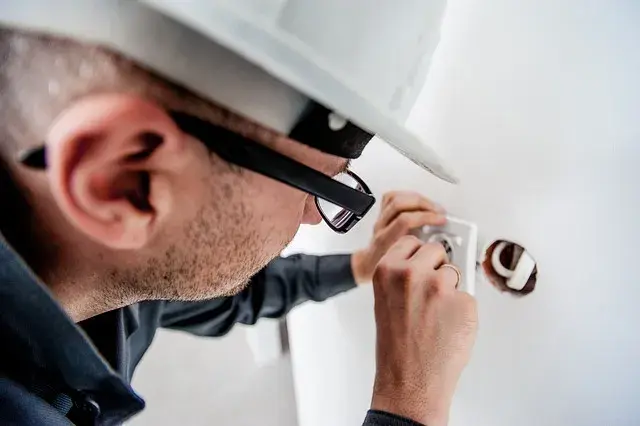 Ile zarabia elektryk na godzinę? Zaskakujące stawki w Polsce
