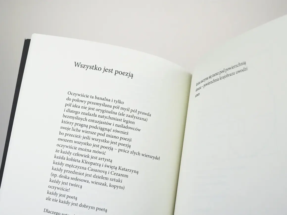 Otwarta książka z tekstem "Wszystko jest poezją". Wiersze o rozstaniu, które są wszędzie, nawet w codziennych przedmiotach.