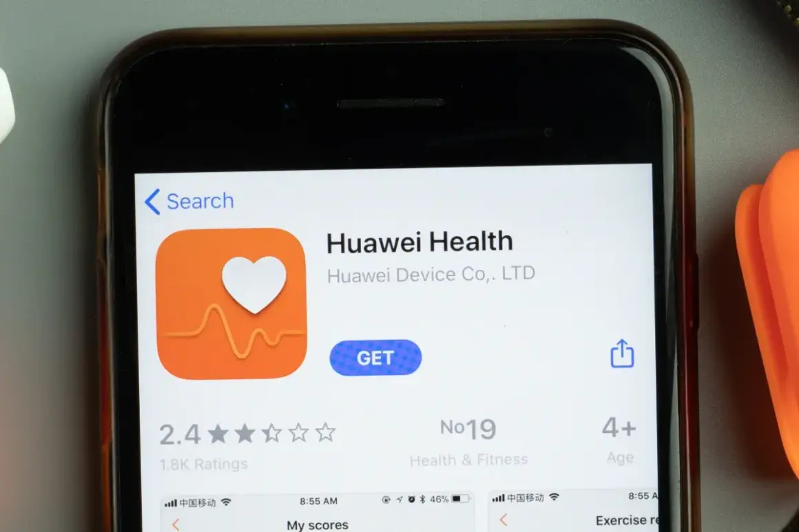 Ekran telefonu z aplikacją Huawei Health. Ikona serca z pulsem, przycisk "GET". W tle pomarańczowy przedmiot.