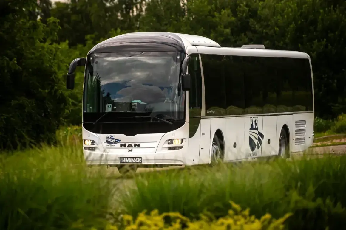 Biały autokar PKS Jarosław jedzie przez zielony krajobraz, być może w drodze do Horyńca-Zdroju.