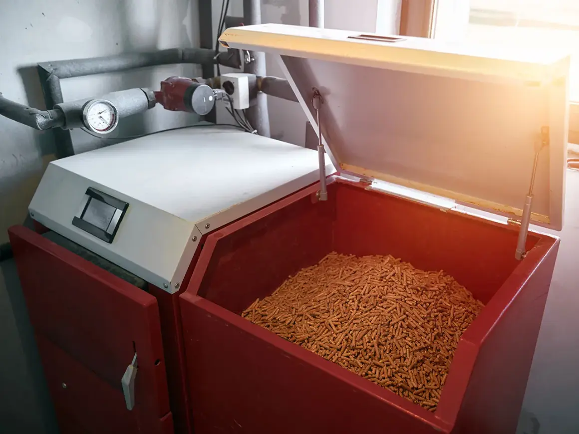 Pelletlager für Heizung: Die Frage, wie lange kann man Pellets lagern, ist wichtig. Hier sind sie in einem großen Behälter bereit für die Heizsaison.